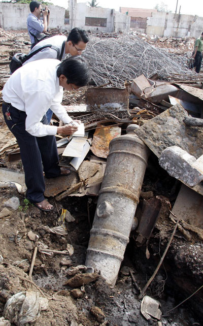 Cuối tháng 11/2010, một khẩu súng thần công bằng gang đã được tìm thấy bên bờ sông Sài Gòn tại nền cũ của xưởng đóng tàu Caric (phường Thủ Thiêm, Q.2, TP HCM). Khẩu súng được xác định có niên đại vào thời Minh Mạng thứ 5 (1824). Ảnh: PL TPHCM.