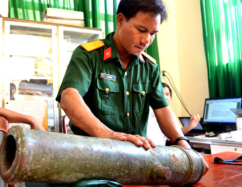 Đầu tháng 8/2013, trong lúc xây dựng kè chắn sóng ở vùng biển xã Bình Hải, huyện Bình Sơn (Quảng Ngãi), nhóm thanh niên ở làng chài An Cường đã phát hiện khẩu súng thần công đúc bằng đồng, dài 70cm, đường kính nòng 6 cm, nặng 35 kg. Bên trên súng có khắc 6 chữ Hán “Minh Mạng thập ngũ niên thù” (tức là năm Minh Mạng thứ 15 - 1834). Ảnh: VnExpress.