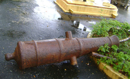 Tháng 2/2011, người dân tỉnh Vĩnh Long đã trục vớt từ đáy sông một khẩu súng thần công nặng trên 700 kg, dài hơn 1,5m, được đúc vào thời triều Nguyễn. Do bị ngâm dưới nước hàng chục năm nên khẩu súng mốc sét nhưng thân súng chưa nứt nẻ.