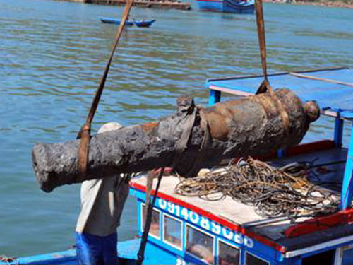 Tháng 5/2013, trong lúc nạo vét luồng lạch trên đầm Thị Nại, TP.Quy Nhơn (Bình Định), đơn vị nạo vét lại phát hiện thêm một khẩu súng thần công nằm sâu dưới nước. Khẩu súng được đúc bằng hợp kim gang, nòng tròn, dài 1,96 m, đường kính nòng 0,33 m, chu vi nòng 0,84 m, chu vi thân 1,24 m, nặng khoảng 600 kg. Ảnh: Thanh Niên.