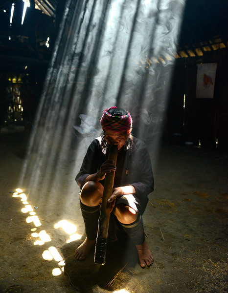 Thư giãn với tẩu thuốc.