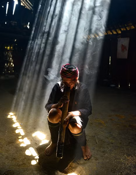 Thư giãn với tẩu thuốc.