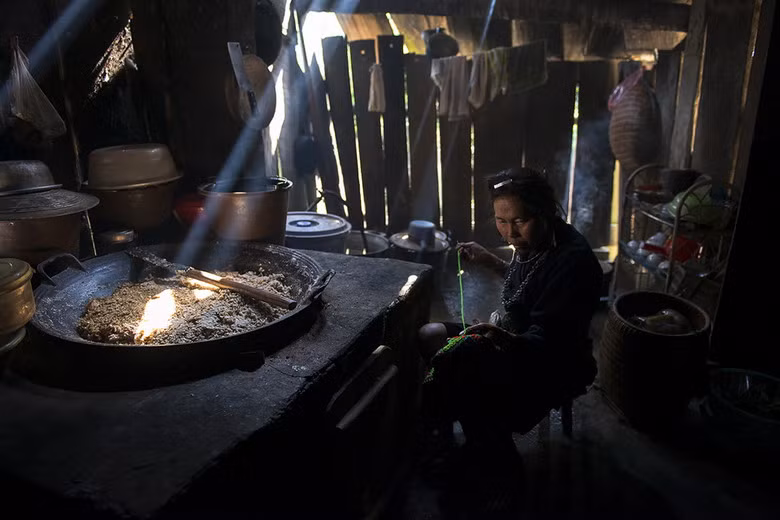 Thêu thùa lúc rảnh rỗi.