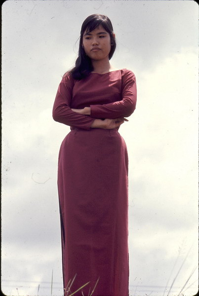 Một phụ nữ vận áo dài trong căn cứ của Mỹ.