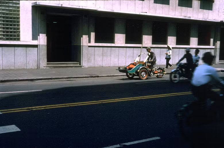 Một chiếc xích lô máy chạy qua một nhà máy trên đường Hai Bà Trưng của hãng BGI, chủ nhân của thương hiệu bia 33 nổi tiếng miền Nam trước 1975.