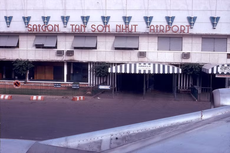 Sân bay Tân Sơn Nhất nhìn từ cửa kính của máy bay chở khách.