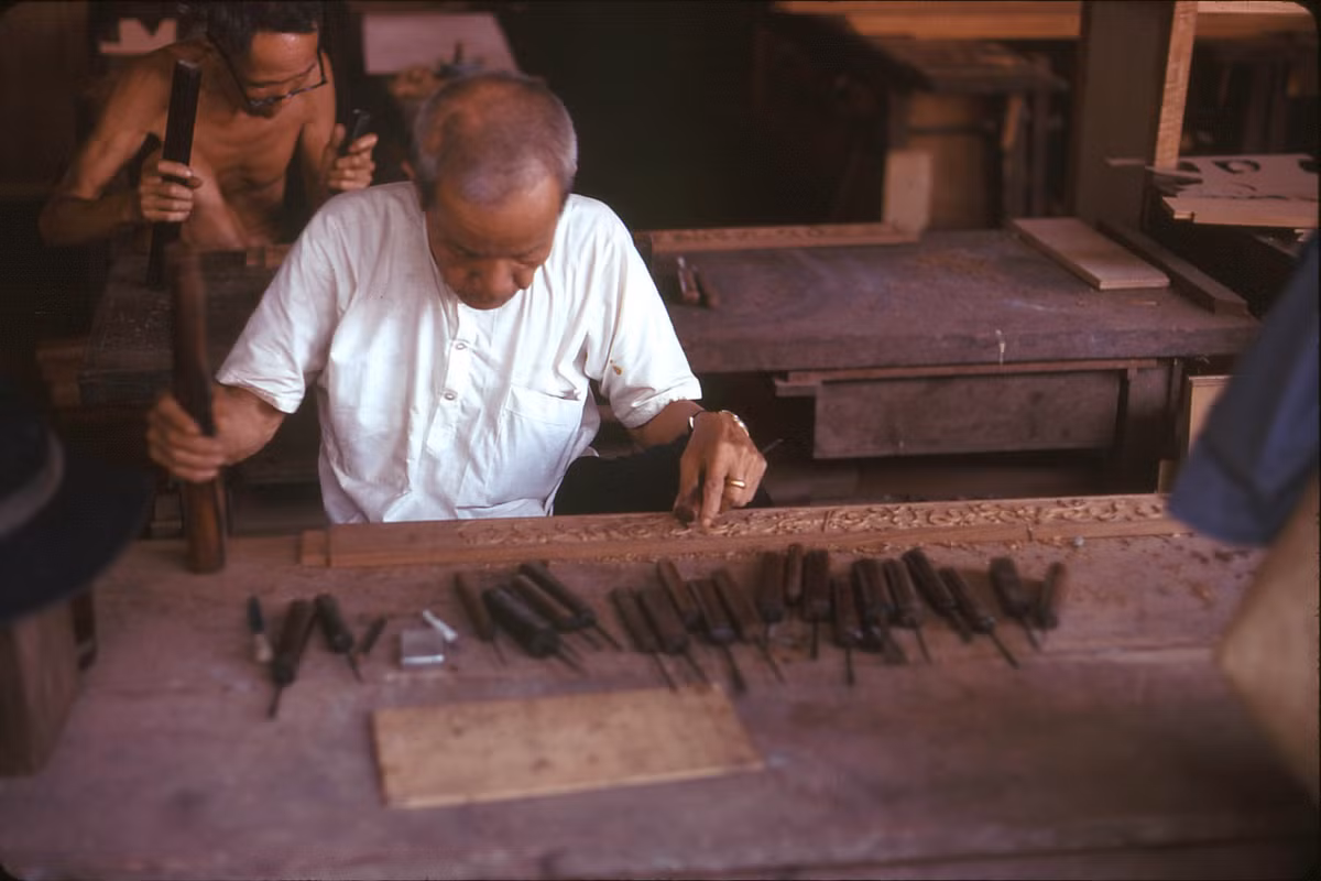 Trong một xưởng mộc.