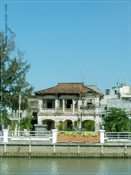 Tỉnh Tân An (nay là Long An) có vinh dự là địa phương miền Nam đầu tiên khởi nghĩa giành chính quyền vào ngày 21/8/1945. Sự kiện trọng đại đó gắn liền với Dinh tổng Thận - biểu trưng của cách mạng Tháng Tám tại nơi đây. Cơ quan lãnh đạo khởi nghĩa đã đặt trụ sở chỉ huy tại ngôi biệt thự được xây dựng vào thế kỷ 19 nằm giữa tỉnh lỵ Tân An này.