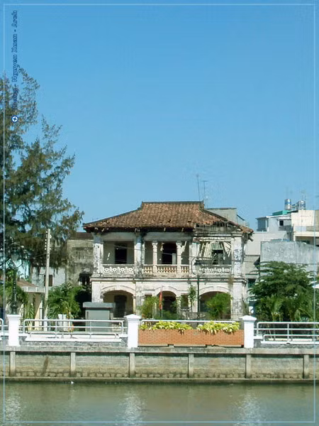 Tỉnh Tân An (nay là Long An) có vinh dự là địa phương miền Nam đầu tiên khởi nghĩa giành chính quyền vào ngày 21/8/1945. Sự kiện trọng đại đó gắn liền với Dinh tổng Thận - biểu trưng của cách mạng Tháng Tám tại nơi đây. Cơ quan lãnh đạo khởi nghĩa đã đặt trụ sở chỉ huy tại ngôi biệt thự được xây dựng vào thế kỷ 19 nằm giữa tỉnh lỵ Tân An này.