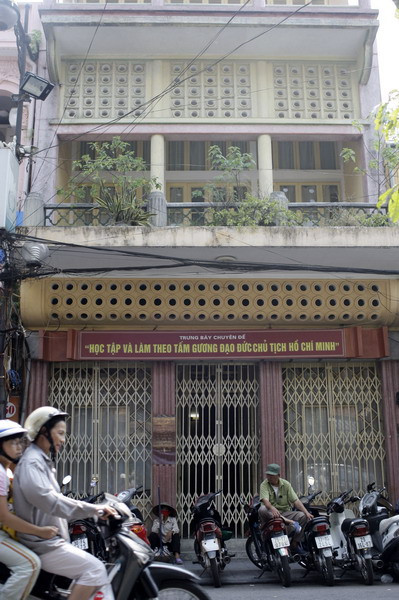 Nằm giữa khu phố cổ Hà Nội, ngôi nhà 48 Hàng Ngang (quận Hoàn Kiếm, Hà Nội) của nhà tư sản Trịnh Văn Bô đã được TW Đảng chọn làm nơi ở và làm việc của Chủ tịch Hồ Chí Minh trong những ngày đầu Người từ chiến khu Việt Bắc trở về thủ đô tháng 8/1945. Tại đây, nhiều chủ trương, chính sách quan trọng của cuộc Cách mạng Tháng Tám đã được đề ra. Đặc biệt, tại một căn phòng trên tầng 2 của ngôi nhà này, Hồ Chủ tịch đã soạn thảo bản “Tuyên ngôn độc lập” khai sinh ra nước Việt Nam Dân chủ Cộng hòa.