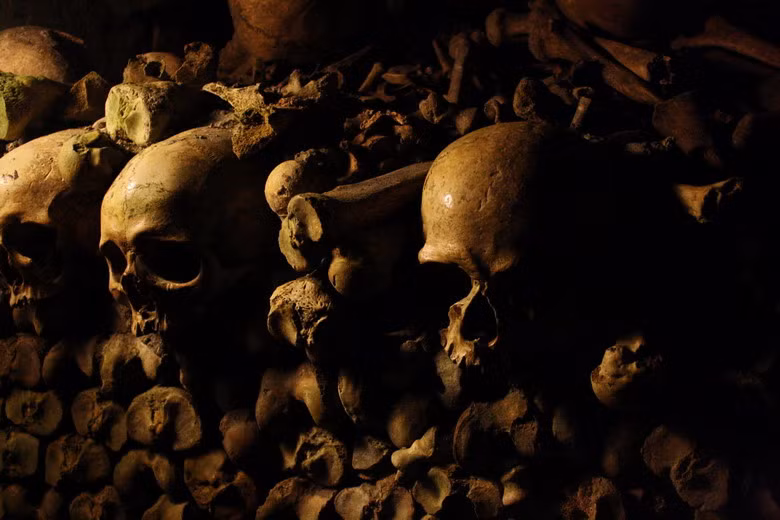 Dù vậy, hình phạt khoảng 60 Euro cho kẻ xâm nhập dường như chưa đủ sức răn đe. Ngoài ra, lực lượng cảnh sát cũng không có khả năng bao quát được diện tích quá lớn của hầm mộ.