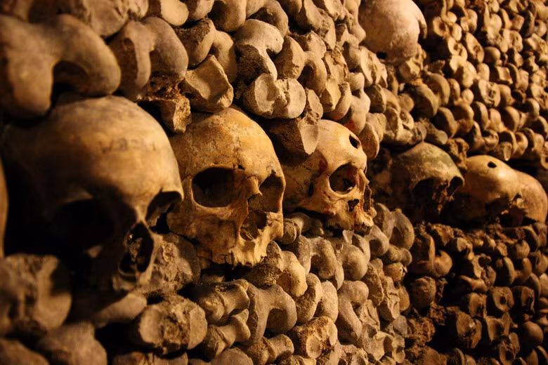 Những người này coi hầm mộ là một “thiên đường”, nơi họ có thể tổ chức tiệc rượu hay thư giãn trong không khí tĩnh lặng tuyệt đối và nhuốm màu ghê rợn của “cõi âm ti”.