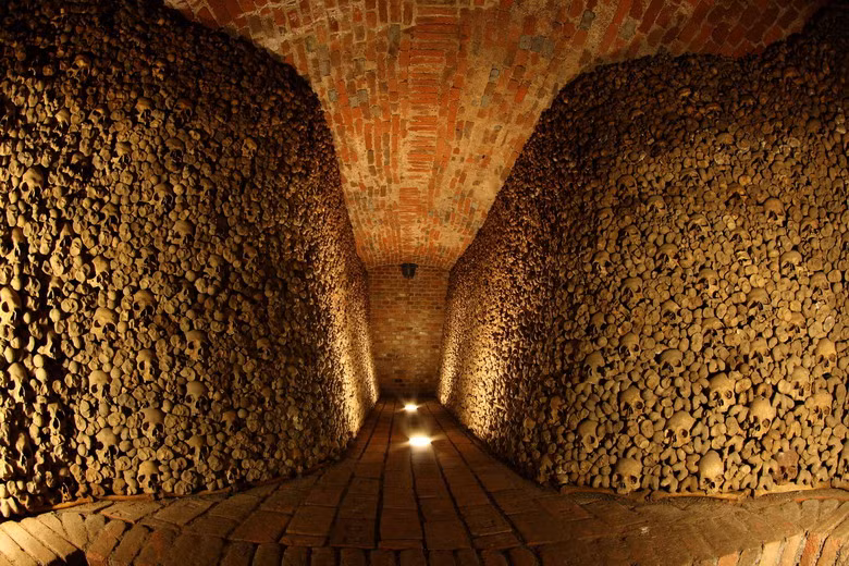 Tuy vậy, phải đến thế kỷ 18, các đường hầm mới trở thành nơi chứa xương người chết, như một giải pháp cho các nghĩa trang đã quá tải của thành phố.