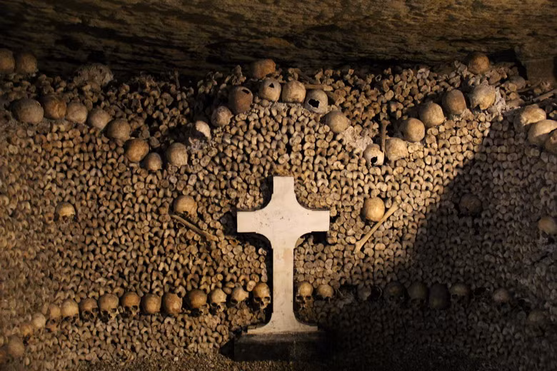 Trong lịch sử tồn tại của mình, hầm mộ Paris không chỉ là nơi lưu giữ hài cốt. Nó đã bị biến thành nơi trú ẩn của bọn đạo tặc, buôn lậu và thầy tu.