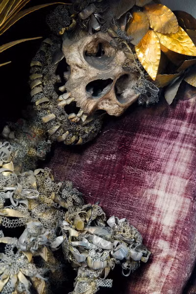 Một bộ xương mang tên Thánh Longinus được tìm thấy ở Tunzenberg, Đức.