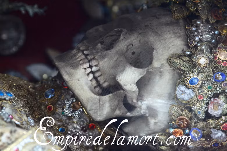 Một bộ xương trong hầm mộ ở Kremsmünster, Áo.