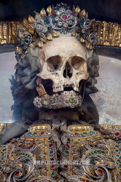 Đây cũng là một trong mười bộ xương được bảo tồn hoàn hảo tìm thấy tại hầm mộ ở Waldsassen, CH Séc.