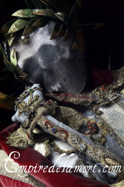 Bộ xương này được trưng bày trong một nhà thờ ở thị trấn Hall in Tirol , Áo.