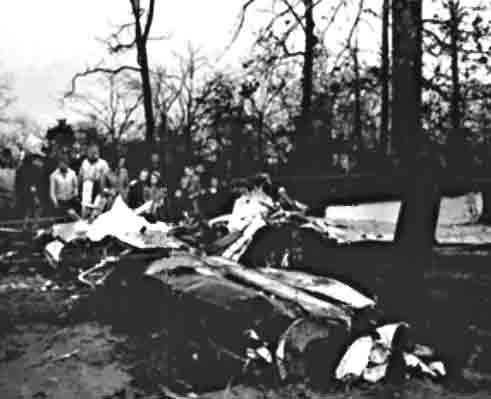 Ngày 7/1/1948, phi công Thomas F. Mantell thuộc lực lượng Phòng không quốc gia Mỹ đã tử nạn khi dùng chiếc phi cơ P-51 bám theo vật thể lạ hình chiếc đĩa bạc ở độ cao vượt quá sức chịu đựng trên bầu trời bang Kentucky. Khi bị vật thể có tốc độ rất lớn bỏ xa, phi công này đã nhịn thở để tăng tốc và ngất đi, khiến chiếc máy bay rơi tự do xuống mặt đất.