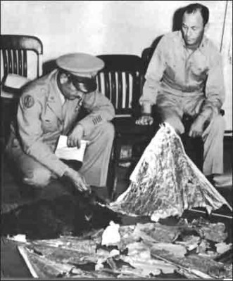 Ngày 7/7/1947, một UFO đã lao xuống thị trấn Roswell ở New Mexico, Mỹ, với những mảnh vỡ kim loại nằm ngổn ngang khắp mặt đất. Nông dân Matt Brazell là người duy nhất phát hiện vụ việc và báo nó cho các nhà chức trách Mỹ đến hiện trường thu nhặt các mảnh vỡ. Từ đó xuất hiện rất nhiều thông tin giật gân rò rỉ từ giới chức Mỹ như mảnh vỡ thuộc về phi thuyền của người ngoài hành tinh, cũng như chi phí khổng lồ cho việc nghiên cứu vấn đề này. Chính phủ Mỹ đã phủ nhận tất cả các thông tin trên.