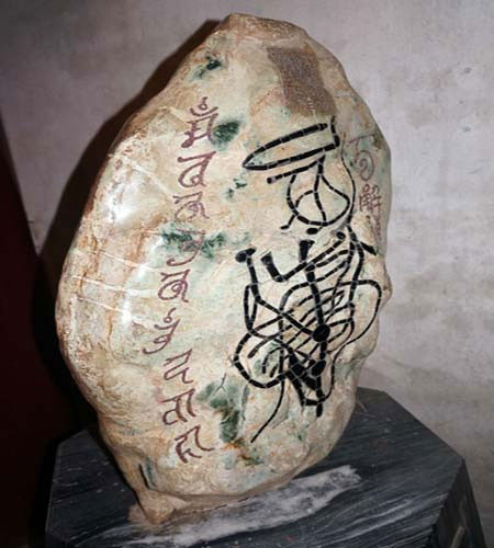 "Đá lạ" ở Đền Hùng.