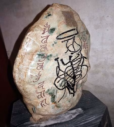 "Đá lạ" ở Đền Hùng.