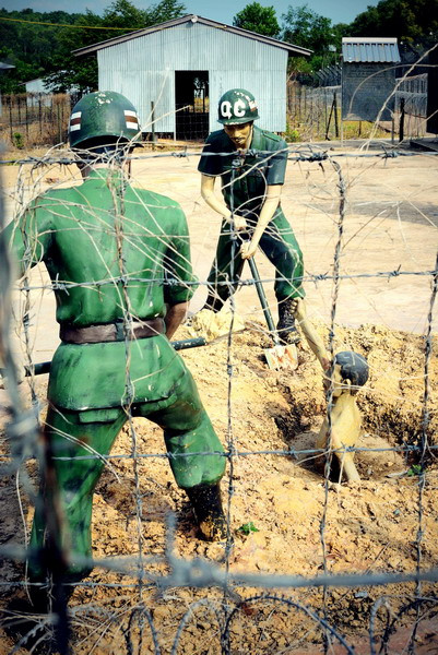 Nằm trên đảo Phú Quốc (tỉnh Kiên Giang), nhà tù Phú Quốc là trại giam tù binh trung tâm của chế độ Sài Gòn trước 1975, nơi từng giam giữ hơn 32.000 tù binh trong Chiến tranh Việt Nam. Tù binh chiến tranh ở Phú Quốc phải chịu những hình phạt, tra tấn tàn khốc như đóng đinh vào tay, chân, đầu, chôn sống, đốt dây kẽm cháy đỏ đâm vào da thịt, đục răng... Ngày nay, những cảnh tượng này được tái hiện khá chân thực tại khu di tích nhà tù Phú Quốc. Ảnh: Xiabachao.