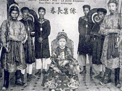 Vua Duy Tân lên ngôi khi mới 7 tuổi.