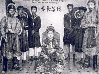 Vua Duy Tân lên ngôi khi mới 7 tuổi.
