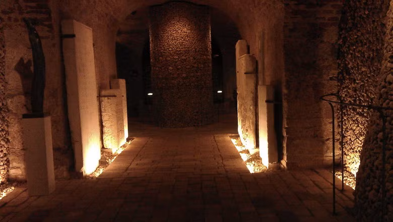 Tổng thể hầm mộ là một hệ thống các căn phòng thông nhau nằm dưới lòng đất, nơi chứa những bộ xương, chủ yếu là xương cẳng tay và xương sọ được xếp chồng lên nhau một cách cẩn thận.