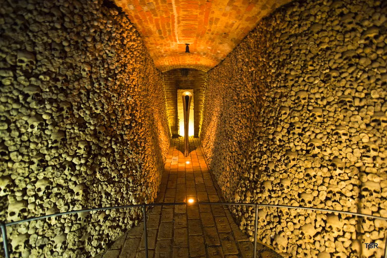 Tại châu Âu, số lượng hài cốt tại hầm mộ Brno chỉ đứng sau khu hầm mộ khổng lồ Paris – nơi chứa đến 6 triệu bộ hài cốt trong hệ thống đường hầm dài hàng trăm km.