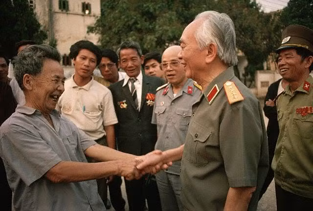 Đại Tướng trò chuyện với các cựu chiến binh từng tham gia trận Điện Biên Phủ. Ảnh: Catherine Karnow.