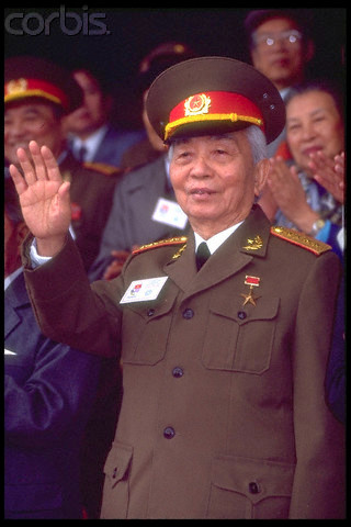 Đại tướng Võ Nguyên Giáp tại Huế ngày 26/3/1995 trong lễ kỷ niệm 20 năm ngày giải phóng thành phố này. Ảnh: Jason Bleibtreu.