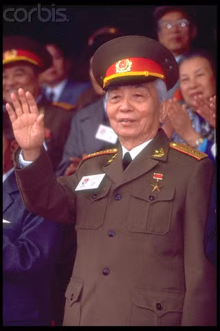 Đại tướng Võ Nguyên Giáp tại Huế ngày 26/3/1995 trong lễ kỷ niệm 20 năm ngày giải phóng thành phố này. Ảnh: Jason Bleibtreu.