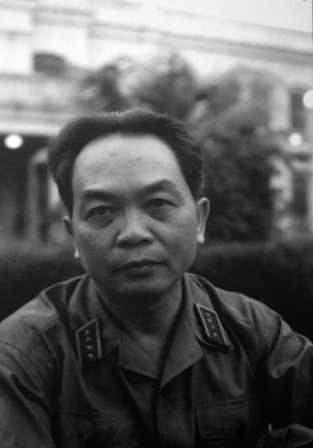 Đại tướng Võ Nguyên Giáp ở Hà Nội năm 1966 trong buổi trả lời phỏng vấn phóng viên ảnh huyền thoại Wilfred Burchett. Đại tướng nói: “…Giải phóng dân tộc là nghĩa vụ thiêng liêng nhất của mỗi người Việt Nam yêu nước, của toàn thể dân tộc Việt Nam. Nhân dân chúng tôi quyết tâm chiến đấu bảo vệ miền Bắc, giải phóng miền Nam và thực hiện hòa bình, thống nhất Tổ quốc”.