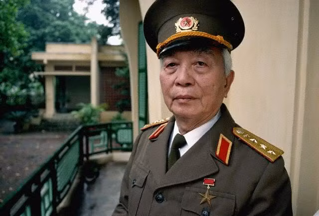 Năm 1994, nữ nhà báo Pháp Catherine Karnow được Đại tướng Võ Nguyên Giáp mời tới thăm Điện Biên Phủ. Bà đã ghi lại nhiều hình ảnh quý giá nhân dịp này... Trong ảnh, Đại tướng Võ Nguyên Giáp tại nhà riêng ở số 30 đường Hoàng Diệu, Hà Nội, trước chuyến đi tới Điện Biên Phủ.