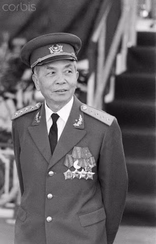 Đại tướng Võ Nguyên Giáp tại thủ đô Algiers của Algeria trong lễ kỷ niệm 25 năm cách mạng Algeria (1/11/1954 - 1/11/1979). Chiến thắng Điện Biên Phủ với vai trò lãnh đạo của tướng Giáp chính là động lực để nhân dân Algeria vùng dậy đánh đổ ách thống trị của thực dân Pháp. Ảnh: Henri Bureau.