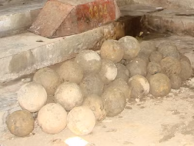 Tháng 4/2011, trong khi đi rà phế liệu tại công trình bờ kè sông Hương ở gần ga Huế (phường Phường Đúc, TP Huế), người dân đã phát hiện 51 quả đạn thần công với hình dáng còn nguyên vẹn. Ảnh: Tiền Phong.