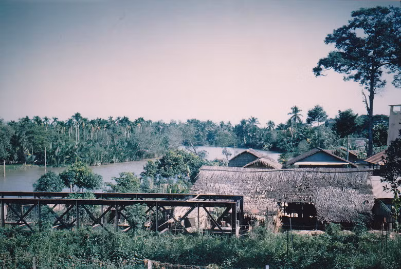 Cầu đường sắt Đạo Ngạn bắc qua rạch Đạo Ngạn của tuyến xe lửa Sài Gòn - Mỹ Tho.