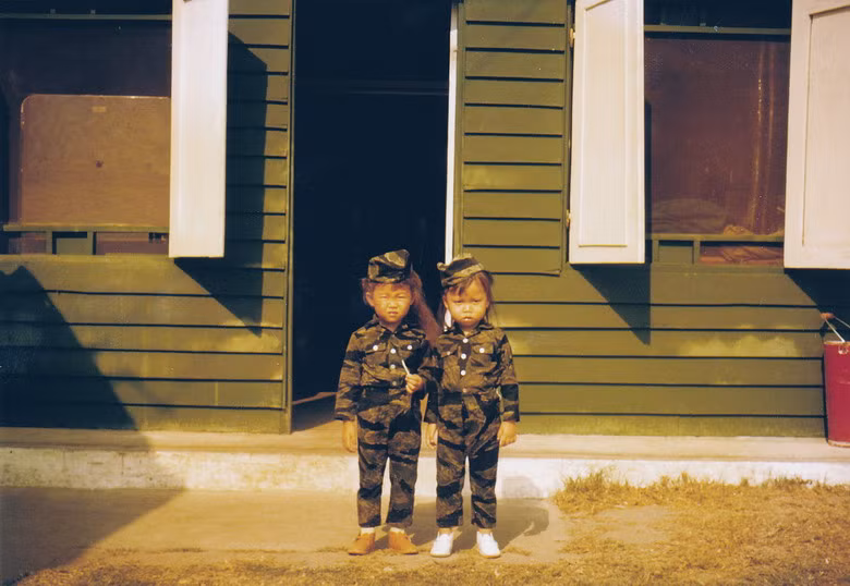 Hai bé gái mặc "quân phục" của ông tỉnh trưởng.