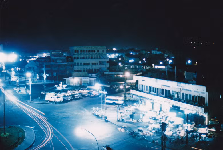 Ngã 6 Phù Đổng vào buổi đêm.