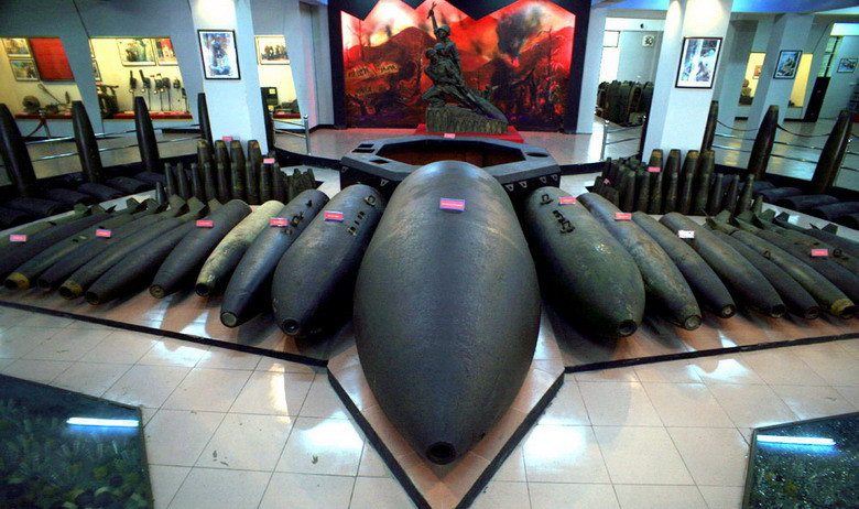 Bảo tàng Công binh (290 Lạc Long Quân, Hà Nội) là nơi trưng bày những vũ khí hủy diệt của Mỹ trong cuộc chiến tranh Việt Nam như bom khổng lồ nặng 7 tấn, thủy lôi to như ô tô, bom “mẹ” chứa hàng trăm bom “con”… Sau chiến tranh, bom đạn của Mỹ còn sót lại ở Việt Nam đã khiến hơn 40.000 người chết, trên 60.000 người bị thương tật trong giai đoạn 1975-2000, trong đó có nhiều trẻ em. Việc làm sạch số đạn bom này sẽ còn đòi hỏi rất nhiều tiền của và thời gian…