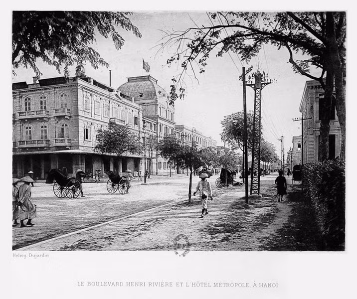 Đại lộ Henri Rivière (ngày nay là phố Ngô Quyền) và Khách sạn Métropole ở Hà Nội. Các hình ảnh được in trong cuốn sách mang tên “Đông Dương” (L'Indochine) của tác giả Louis Salaün xuất bản ở Pháp năm 1903.