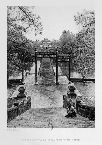 Khung cảnh bên trong lăng vua Minh Mạng.