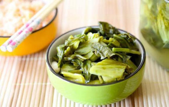 Dưa cải muối xanh: Dưa cải muối là món ăn yêu thích của nhiều người. Khi thấy dưa muối được 1, 2 ngày, do thèm nên nhiều người lấy ra ăn trong khi dưa cải còn xanh. Ngoài hương vị kém hấp dẫn thì dưa cải muối còn xanh tiềm ẩn nguy cơ gây hại cho sức khỏe.