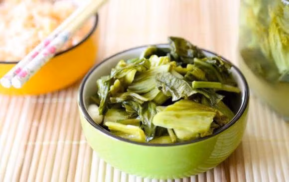 Dưa cải muối xanh: Dưa cải muối là món ăn yêu thích của nhiều người. Khi thấy dưa muối được 1, 2 ngày, do thèm nên nhiều người lấy ra ăn trong khi dưa cải còn xanh. Ngoài hương vị kém hấp dẫn thì dưa cải muối còn xanh tiềm ẩn nguy cơ gây hại cho sức khỏe.