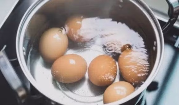 Luoc trung, nuoc soi hay lanh deu khong dung, hay nho 4 diem nay-Hinh-4