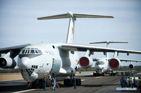 Hai máy bay vận tải chiến lược Il-76 của Trung Quốc tại sân bay Australia.