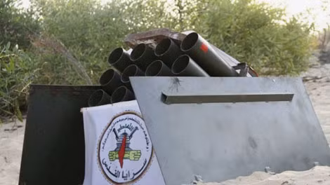 Bệ phóng pháo phản lực 12 nòng 107mm đặt dưới lòng đất.