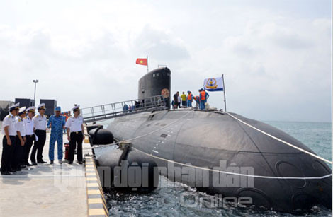 Tàu ngầm HQ-183 TP HCM tại quân cảng Cam Ranh, ngày 22/3.